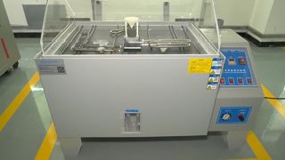Essai de corrosion dans la chambre d'essai au brouillard salin